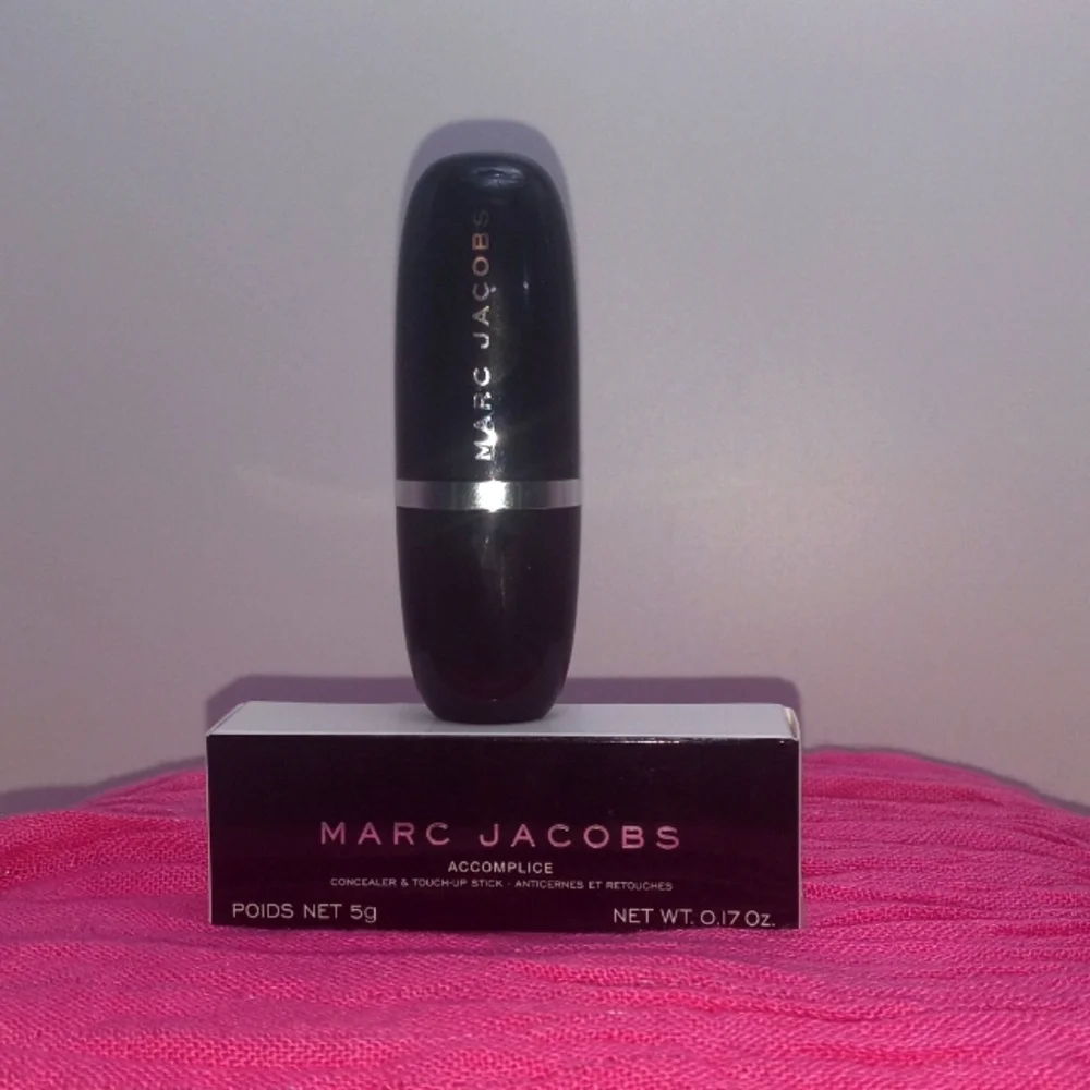 MARC JACOBS ACCOMPLICE CONCEALER & TOUCHUP STICK DEEP 56